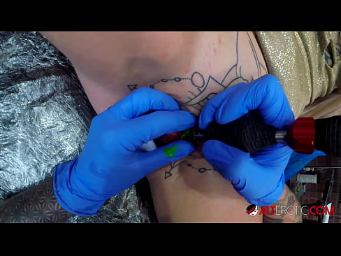 ❤️ Ekstremt tatoveret hottie Sully Savage fik en tatovering på sin klitoris ❌ Sex video at da.sex78.ru ❤